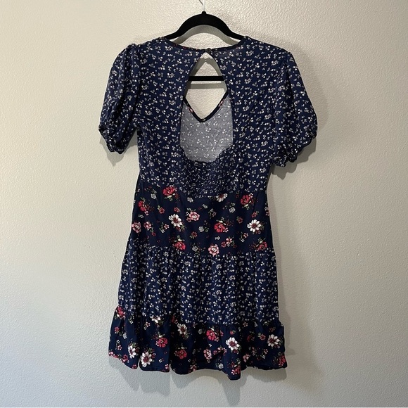 VELVET TORCH- Flowy Dress with Floral print with opening in back Size M - Picture 2 of 5